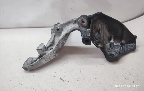Nissan X-Trail T32 Engine mounting bracket 147174072R