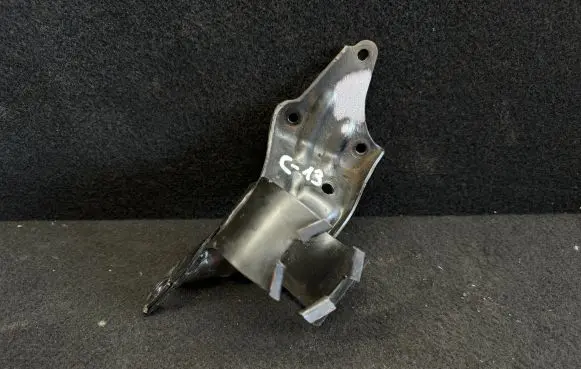 Volkswagen PASSAT B5.5 Fuel filter bracket/mount holder 8D0127224D