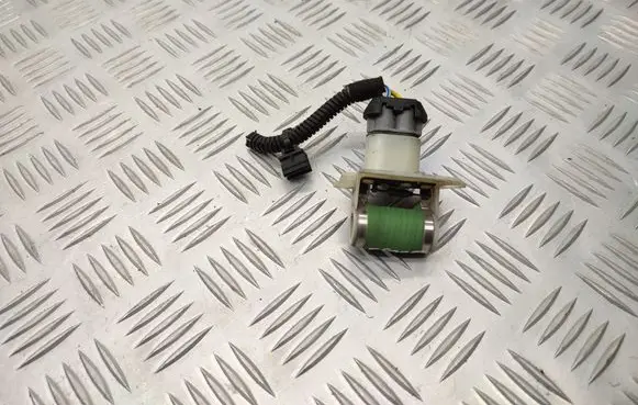 Opel Corsa E Coolant fan relay 13256565