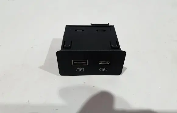 Nissan Qashqai J12 USB socket connector 253316UA0B