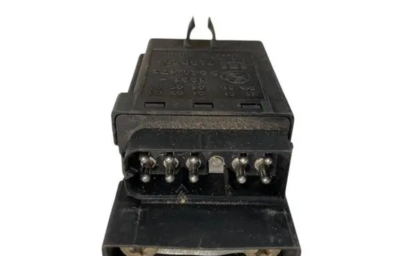 BMW 3 E36 Glow plug pre-heat relay 2246473 12212246473