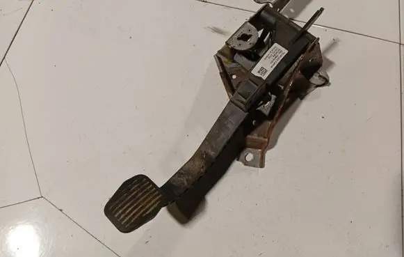 Volvo V50 Clutch pedal 4N517B633EJ