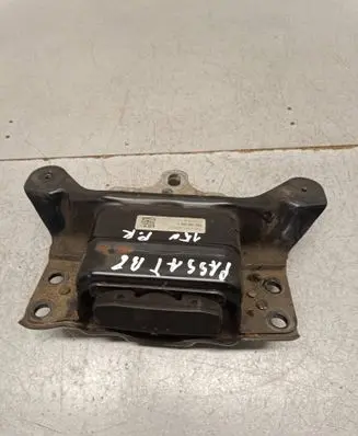 Volkswagen PASSAT B8 Engine mount bracket 5Q0199555T 21042015