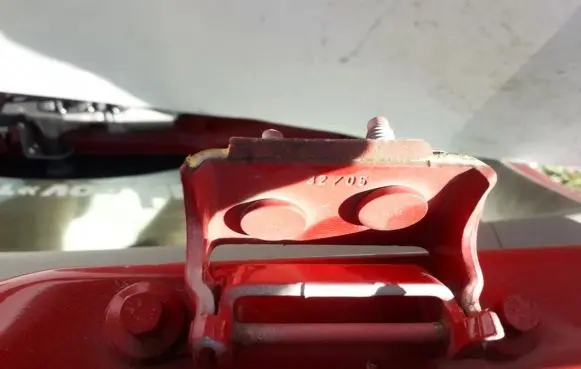 Volvo V50 Tailgate/trunk/boot hinge