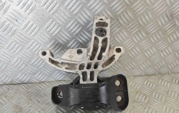 Engine mount vacuum valve