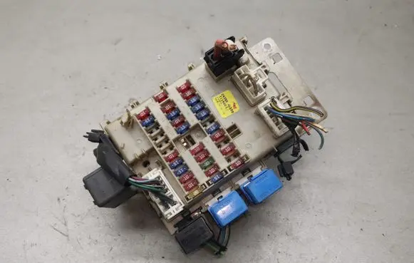 Nissan Almera Tino Fuse module 243504U100