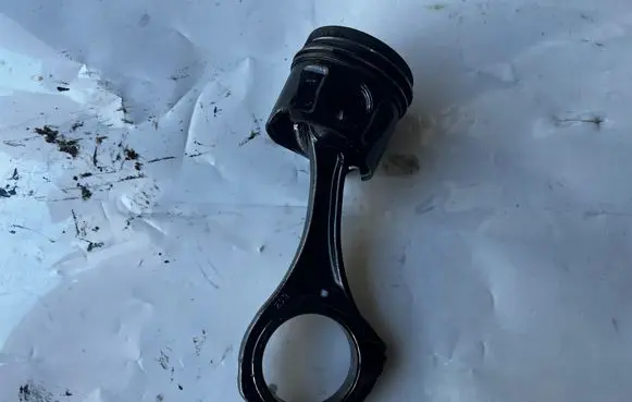 Mercedes-Benz E W212 Piston with connecting rod 8370B