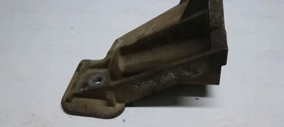 Land Rover Discovery 3 - LR3 Engine mounting bracket KKU500580