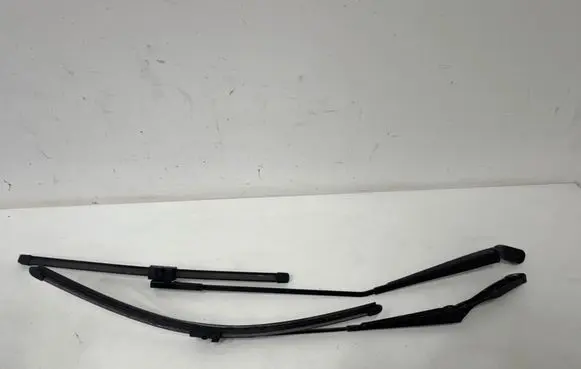 Volkswagen Polo Front wiper blade arm