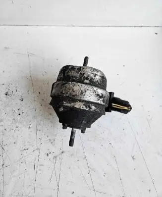 Volkswagen PASSAT B5 Engine mount bracket 8D0199382