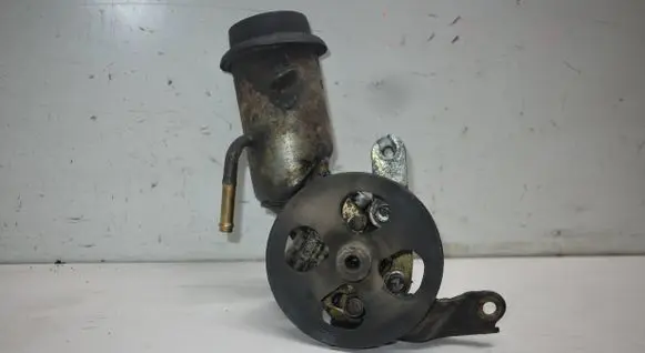 Toyota Yaris Power steering pump