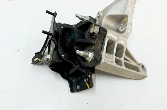 Suzuki SX4 S-Cross Gearbox mounting bracket 