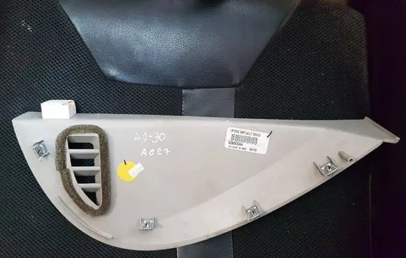 Chrysler Voyager Centre console side trim rear 0zs65es3aa