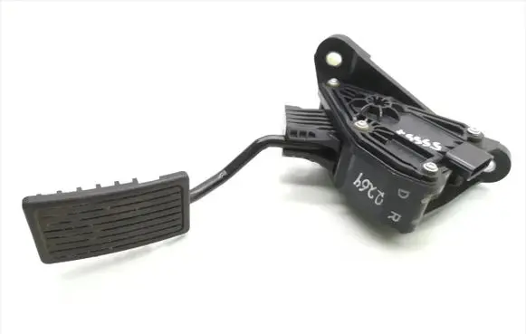 Accelerator throttle pedal