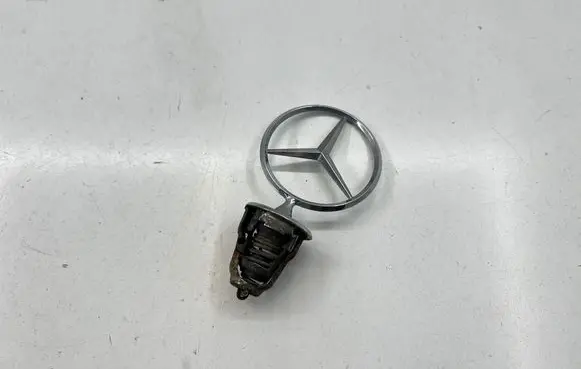 Mercedes-Benz W123 Manufacturer badge logo/emblem