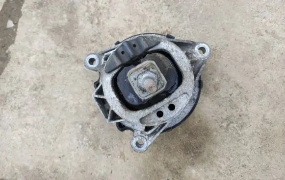 BMW 4 F36 Gran coupe Engine mount bracket 6859412