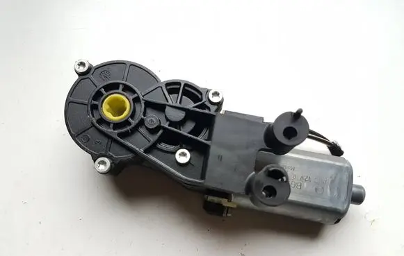 Mercedes-Benz E W212 Seat adjustment motor 0390203324 P10725501