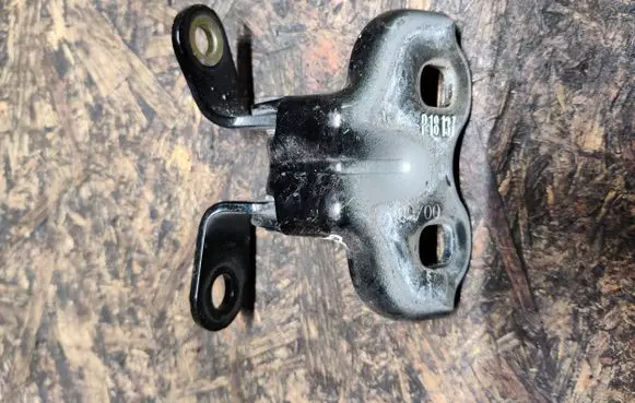 Citroen C3 Aircross Front door lower hinge P18137