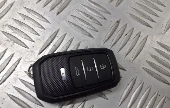 Toyota Avensis T250 Central console control unit 