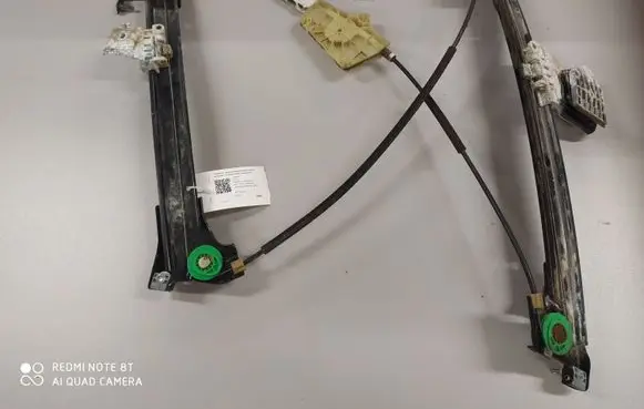 Front window lifting mechanism without motor