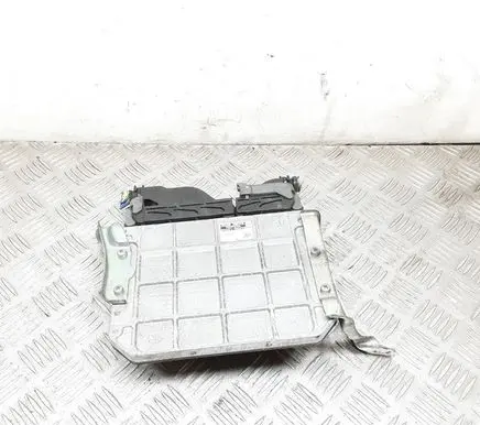 Toyota Avensis T270 Engine control unit/module 8966105D30 MB2759000182
