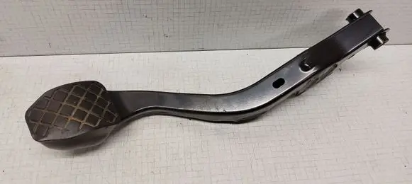 Volkswagen PASSAT B5.5 Brake pedal 8D1721140B
