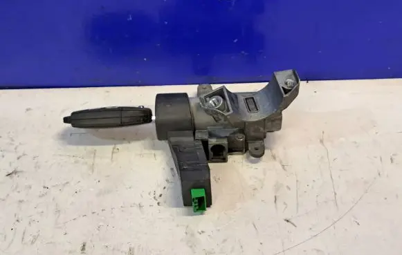 Volvo V70 Front door lock (next to the handle) 8626324 30762482