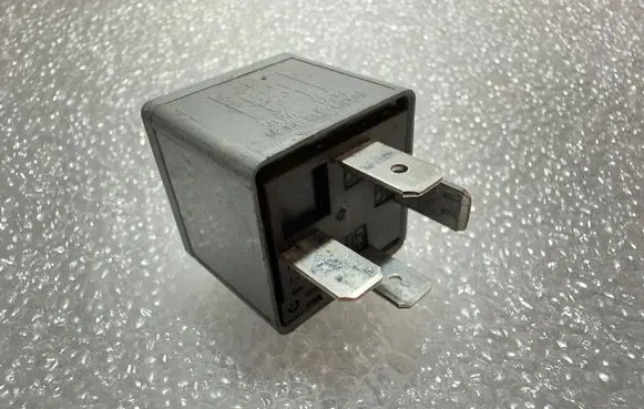 Volkswagen PASSAT B6 Other relay 8D0951253A