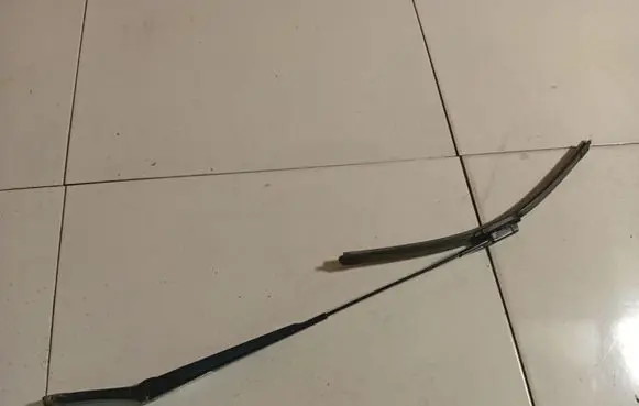 Volkswagen PASSAT B7 Front wiper blade arm 3AB955410