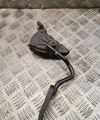 Volvo V70 Accelerator throttle pedal 9447135