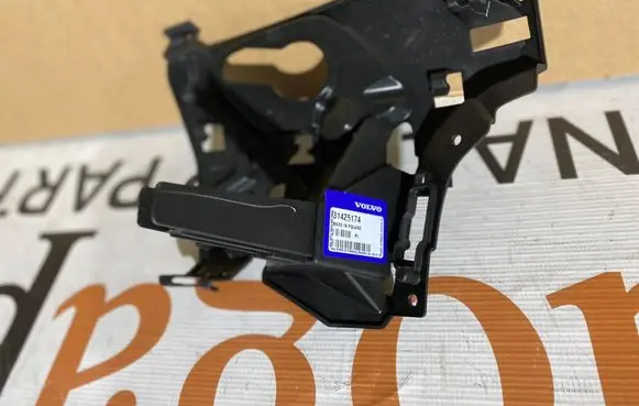 Volvo XC60 Front bumper mounting bracket 31425174