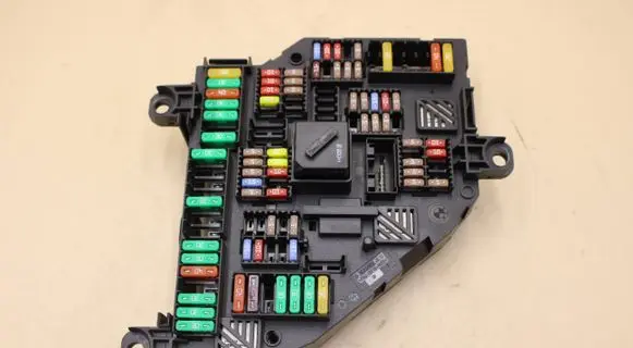 BMW 5 F10 F11 Fuse module 9264923 07284393