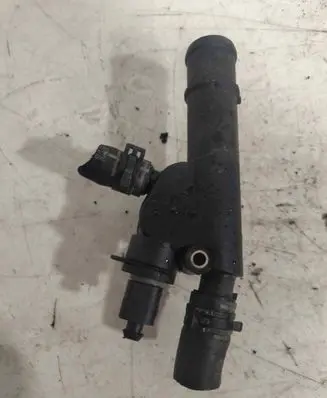 Volkswagen Golf V Engine coolant pipe/hose 038121132