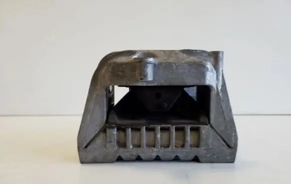 Engine mount bracket