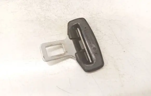 Volkswagen PASSAT B4 Rear seatbelt 193857737