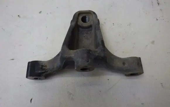 Opel Vivaro Engine mounting bracket
