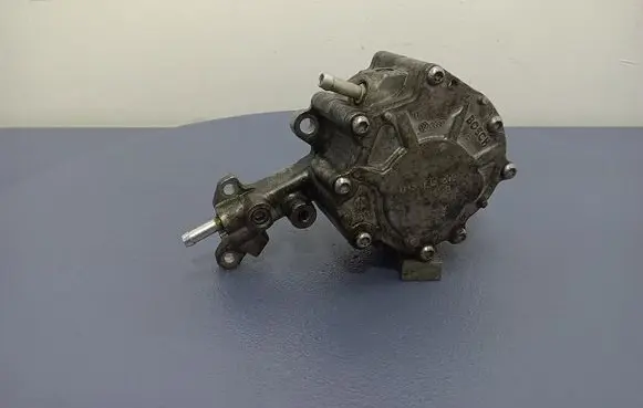 Audi A4 S4 B7 8E 8H Vacuum pump 038145209C