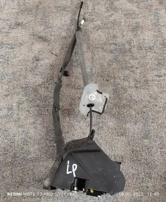 Nissan Qashqai+2 Front door lock 