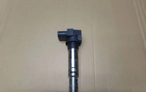 Volkswagen Golf V High voltage ignition coil 040102030