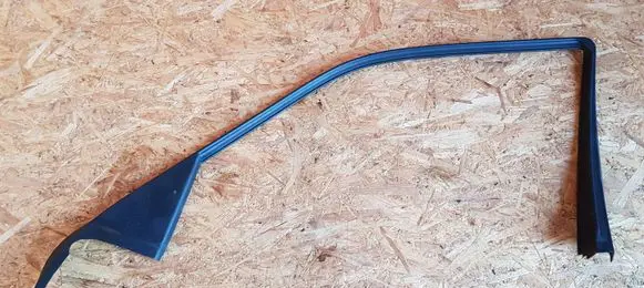 Mercedes-Benz C W202 Front door glass trim molding 2027250271