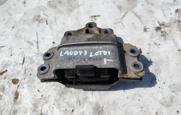 Volkswagen Caddy Engine mount bracket 1K0199555