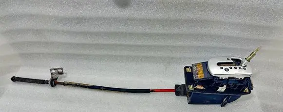 Audi A6 S6 C5 4B Gear shift cable linkage 8D0715281C