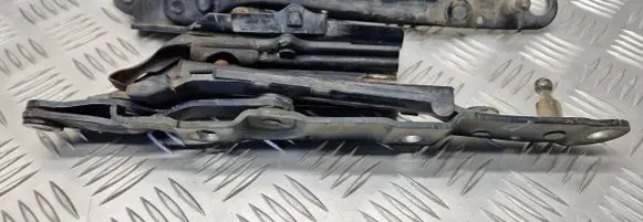 Audi 80 90 S2 B4 Tailgate/trunk/boot hinge 8A5827301 8A5827302