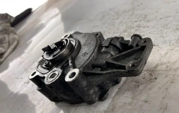 Peugeot 4007 Vacuum pump