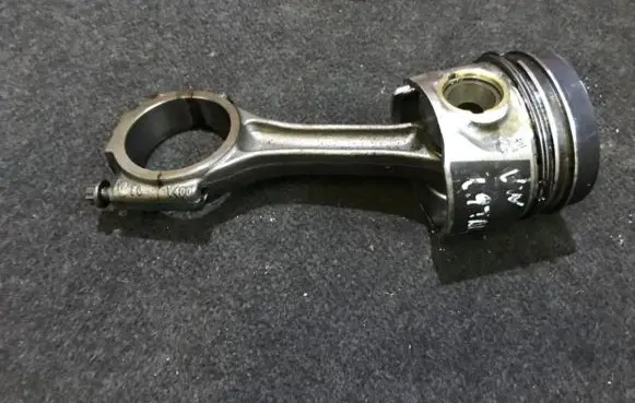 Volkswagen PASSAT B5.5 Piston with connecting rod