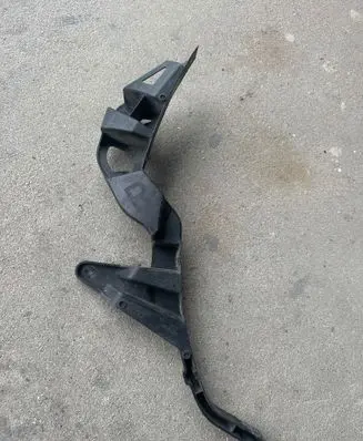 Front bumper mounting bracket