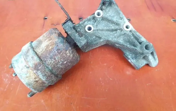 Volkswagen Transporter - Caravelle T4 Engine mount bracket 7D0199132D