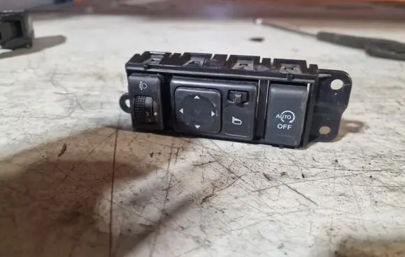 Nissan Juke I F15 Wing mirror switch