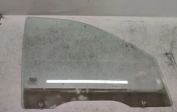 Hyundai Santa Fe Front door window glass four-door