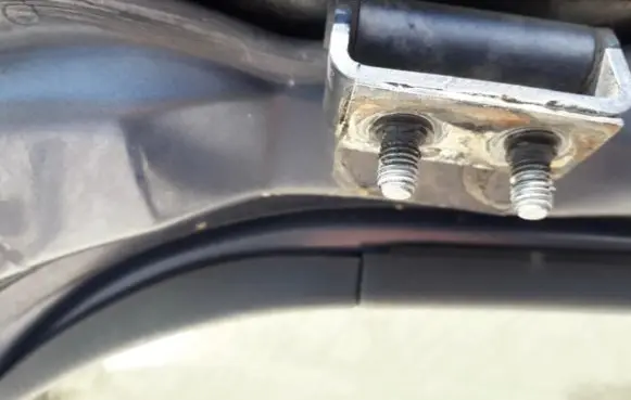 Mitsubishi Carisma Tailgate/trunk/boot hinge